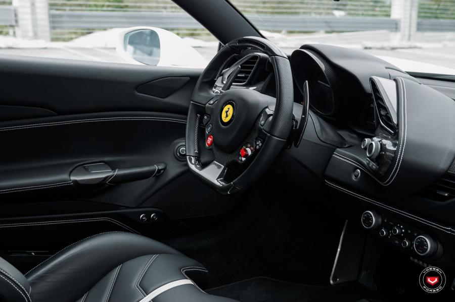 Интерьер Ferrari 488 GTB on Vossen Wheels (S21-01) 2019 года  (фото 19 из 52)